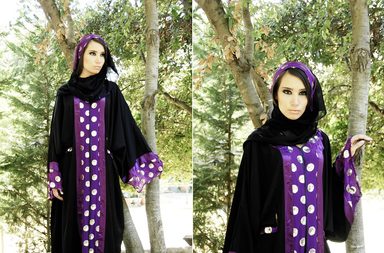 بالصور، أجمل العباءات من تصميم عفّة وسميّة السويدي حصرياً على ياسمينة