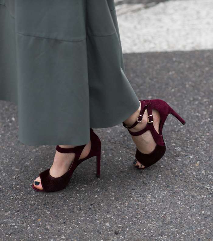موضة التنورة الماكسي مع الحذاء الصندل من اليوم الثاني من اسبوع الموضة في ميلانو لشتاء 2017