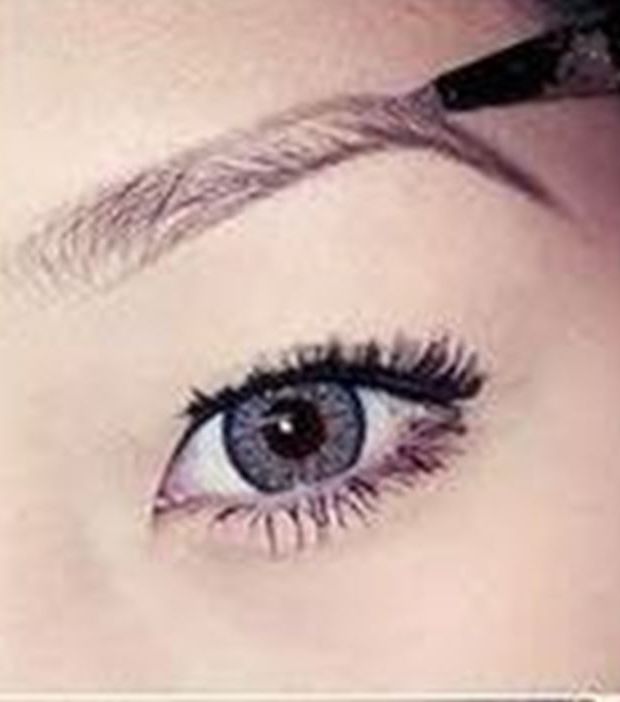 إليك طريقة رسم الحواجب بالصور