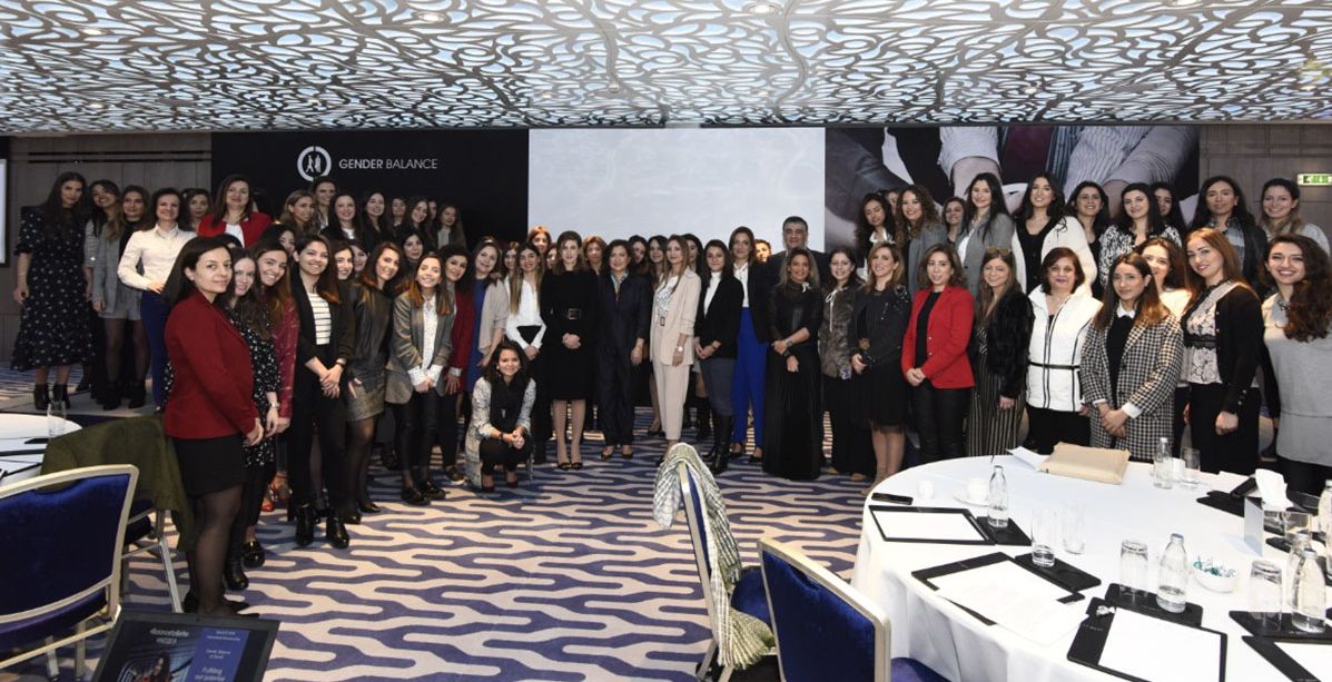 صورة الاعلاميين مع سانوفي