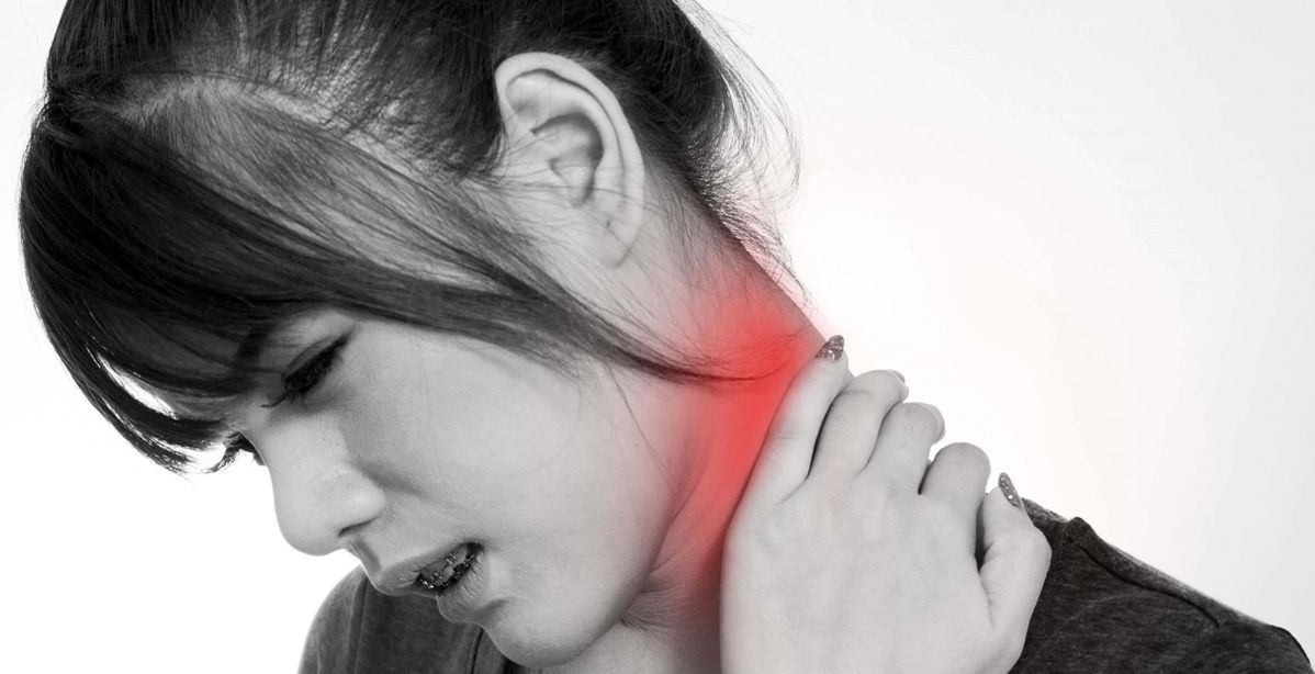 طرق طبيعية لعلاج ألم وتشنجات الأكتاف بعيدا عن الدواء