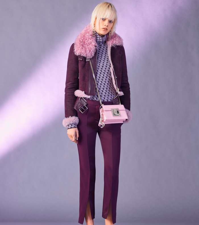 السروال الرسمي بطول الكابري مع السترة القصيرة بياقة الفرو من مجموعة فيرساتشي ما قبل خريف 2017