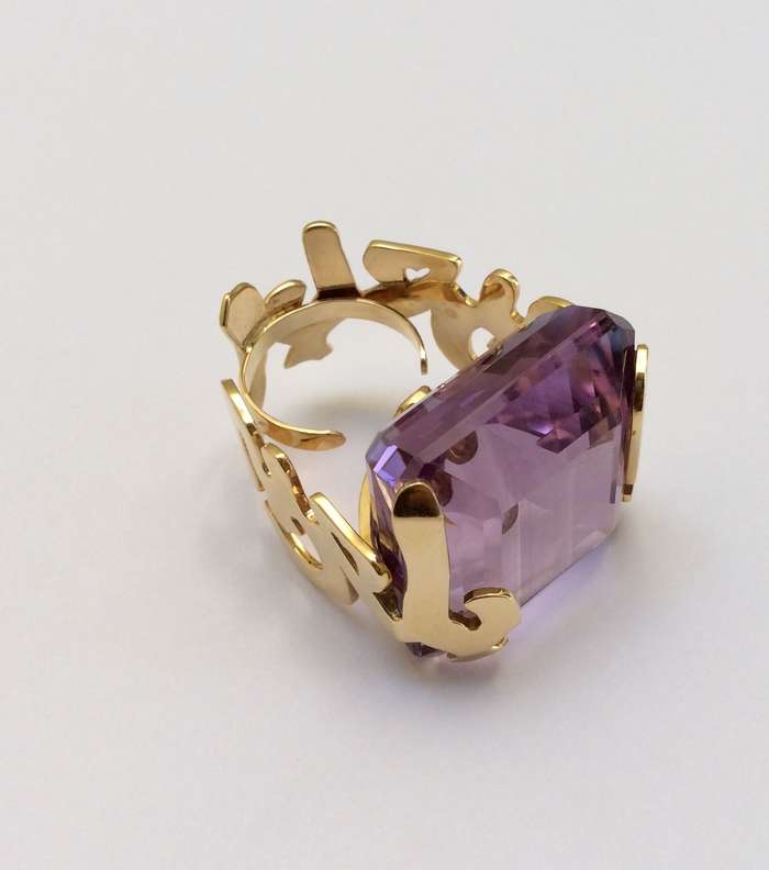 خاتم من الذهب والجمشت من تصاميم 