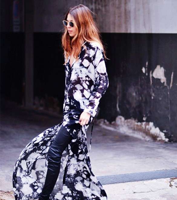 لإطلالة مميّزة، نسّقي الليغينغ الجلدي مع القميص الطويل