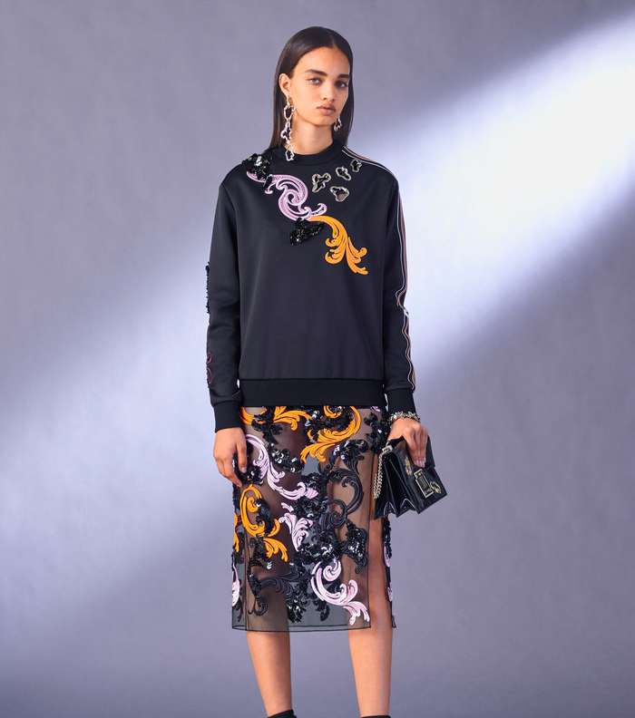 التنورة الشفافة المطرزة مع الكنزة المطرزة من فيرساتشي من مجموعة ما قبل خريف 2017