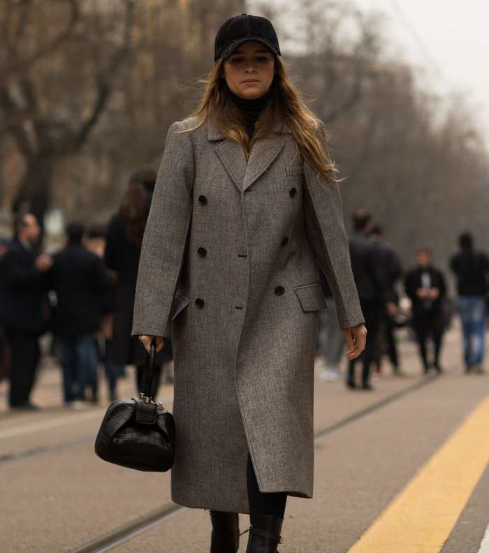 ميروسلافا دوما ترتدي المعطف بالقصة الكلاسيكية في شوارع ميلانو في اليوم الثاني من اسبوع الموضة لشتاء 2018