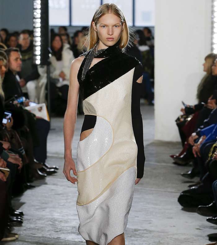 فستان الترتر بقصة الكتف الواحد من Proenza Schouler لشتاء 2018