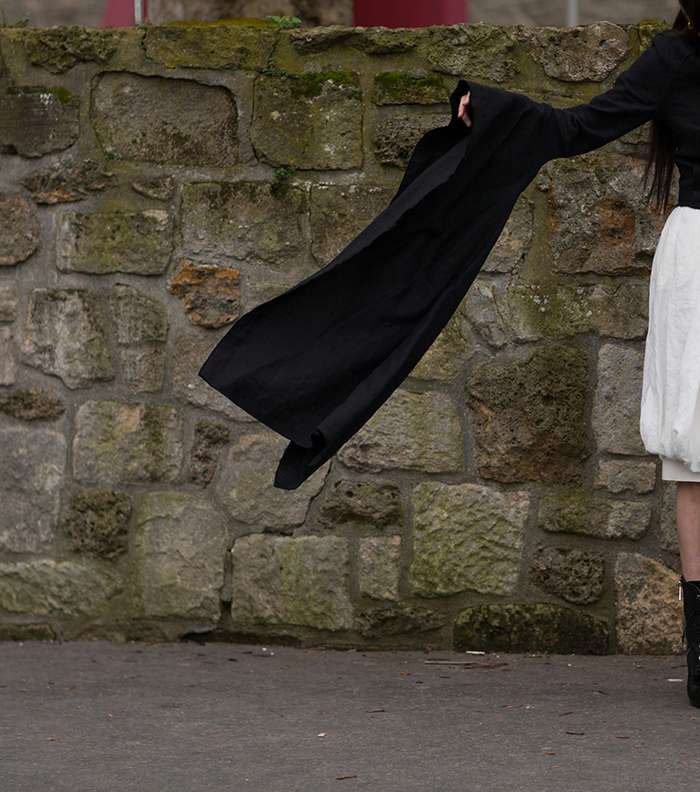 قميص بموضة الاكمام الطويلة في شوارع باريس