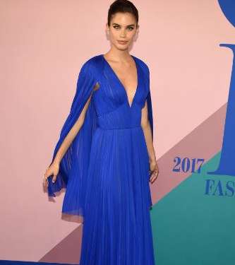 سارة سامبايو بفستان من J Mendel في حفل CFDA Awards 2017