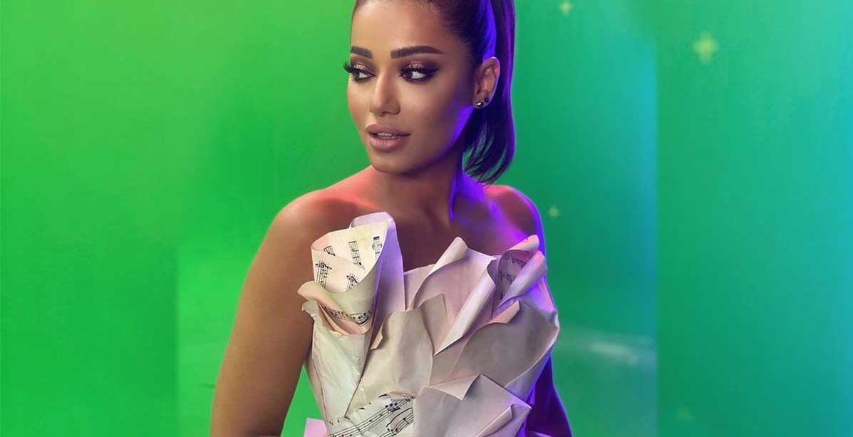 فستان رحمة رياض المصنوع من الاوراق