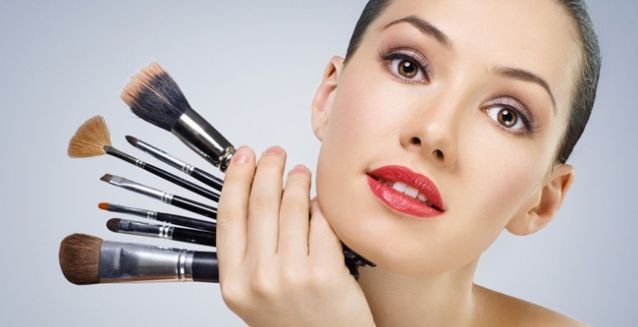 خطوات تنظيف فراشي المكياج في المنزل | العناية بادوات المكياج 