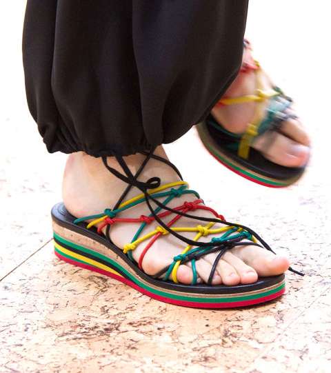 حذاء صندل من كلوي لصيف 2016 بالشرائط والخيطان الملونة