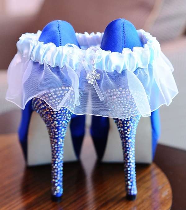 حذاء العروس الأزرق لإطلالة عصريّة أنيقة 