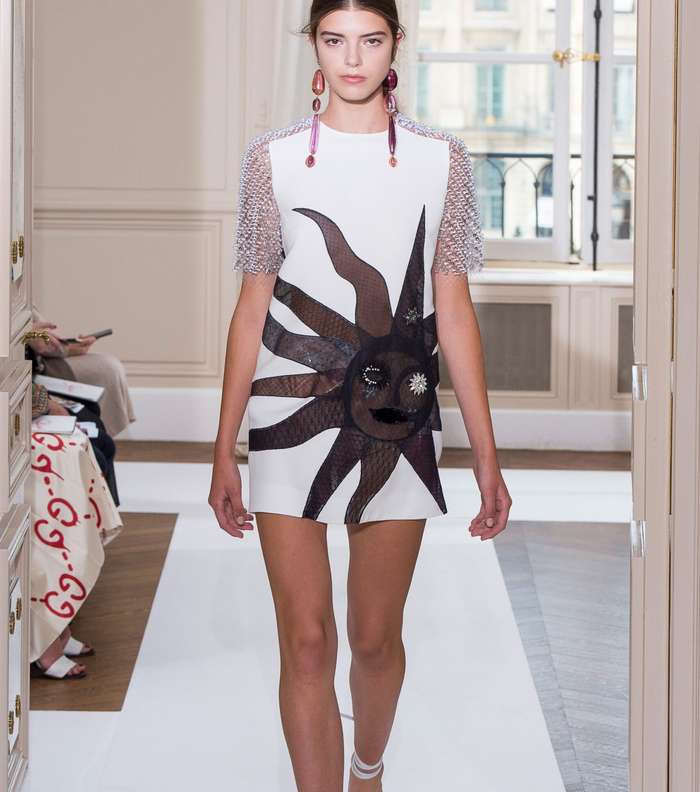 الفستان القصير المزين برسمة مع اكمام من الشبك المطرز من شياباريلي لشتاء 2018