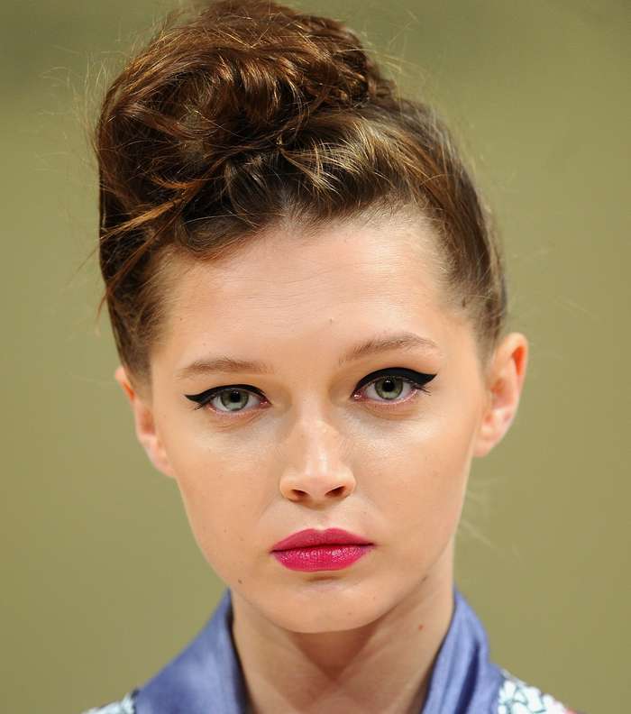 الحواجب على شكل نصف دائرة