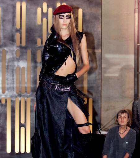 جون غاليانو يقدم عرض أزياء Matrix في فيرساي