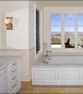 الحمام الكلاسيكي المشرف على الخارج يرفع قيمة المنزل الضخم