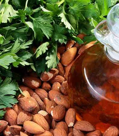 زيت اللوز  يمنحك الترطيب ويغذي البشرة، ويمنحها الحيويّة المتوهّجة، ويخفف حكاك الجلد