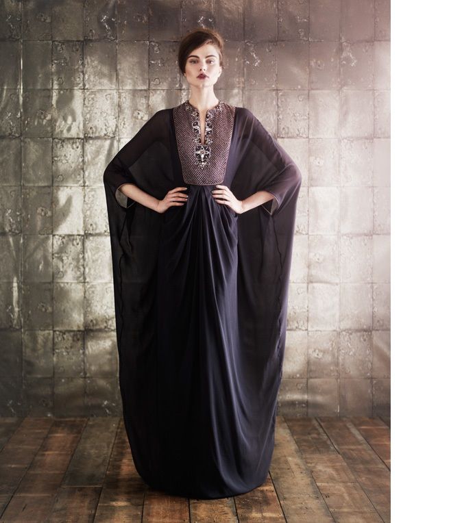 اختاري المجوهرات الكلاسيكيّة للعباءة السوداء