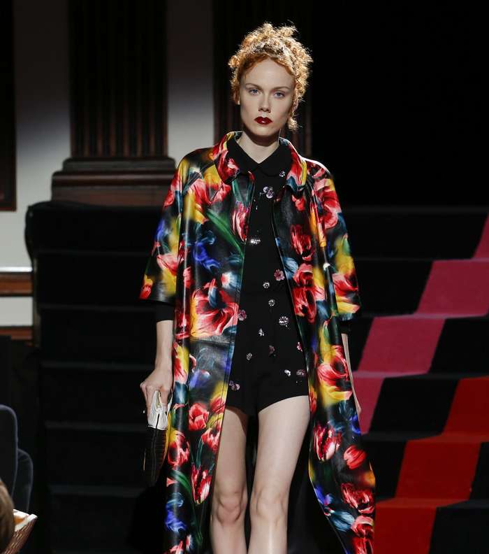 المعطف المطبع بالورود وبالقماش الجلدي من Miu Miu Resort 2018