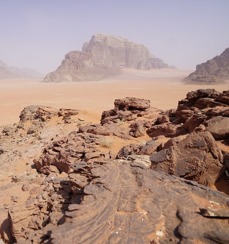 مشاهد طبيعيّة وسط الصحراء تخطف الأنفاس