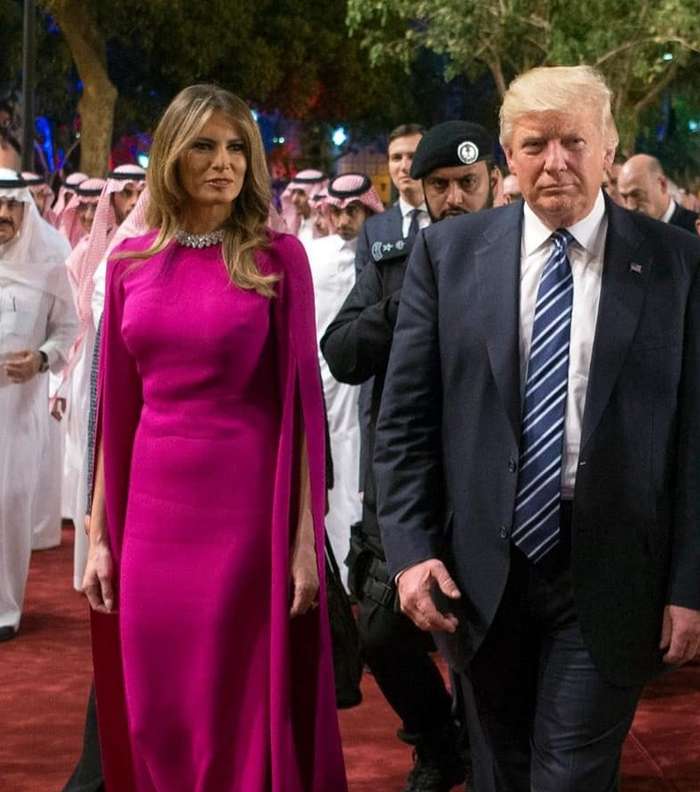 ميلانيا ترامب بفستان بنفسجي فوشيا من ريم عكرا خلال حفل الاستقبال في الرياض