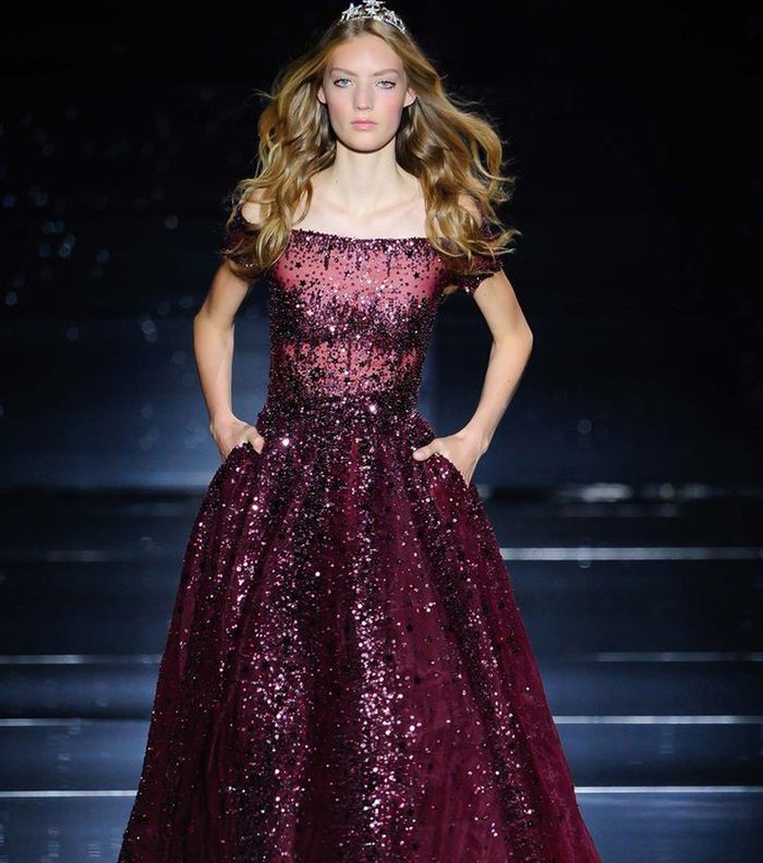 تألقي فستان عنابي يبهر من حولك