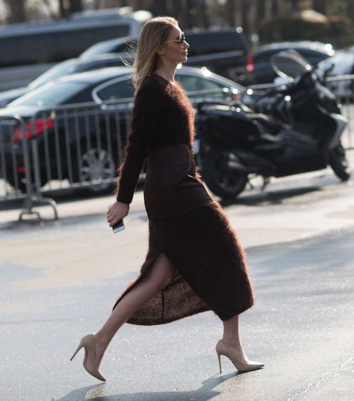 موضة فستان الفرو ذات الطول المتوسط مع الحذاء الكلاسيكي المروس من الامام من شوارع باريس