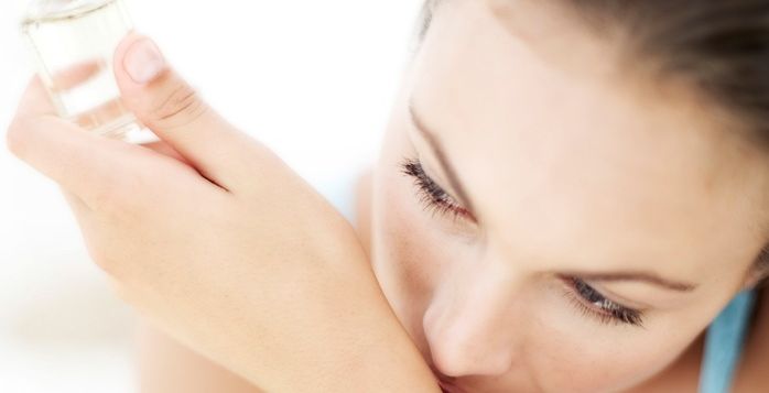 6 زيوت طبيعيّة بديلة للعطور النسائية بمتناولكِ