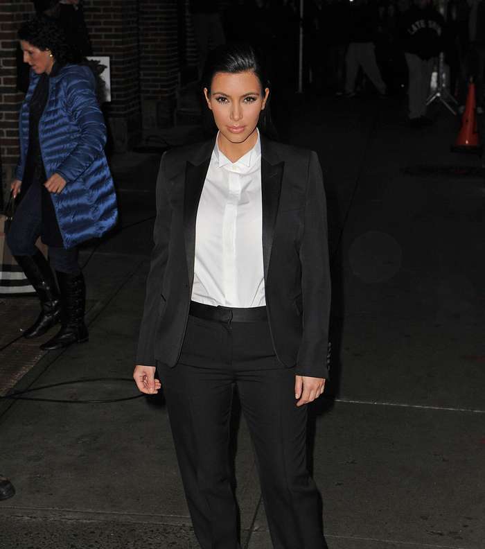 كيم كارداشيان تختار موضة المرأة الرجل خلال فترة حملها