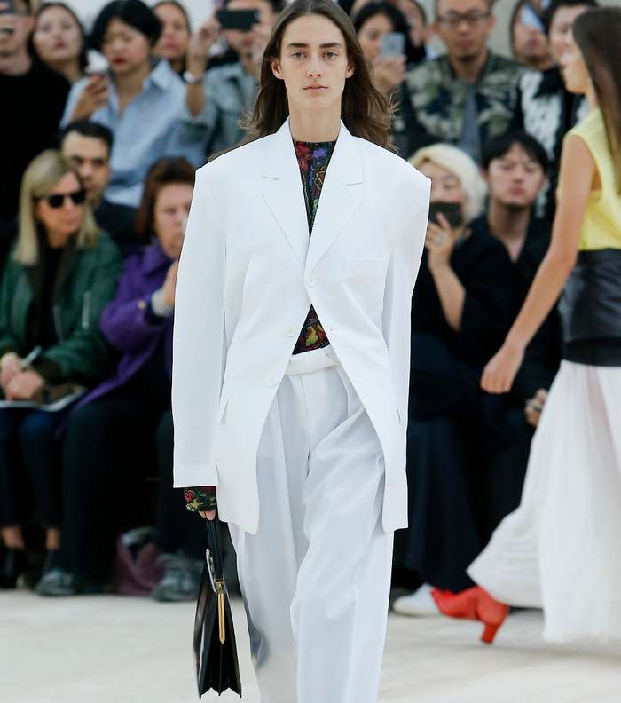 السروال بقطعة من القماش المطبع من الاسفل من سيلين لصيف 2017