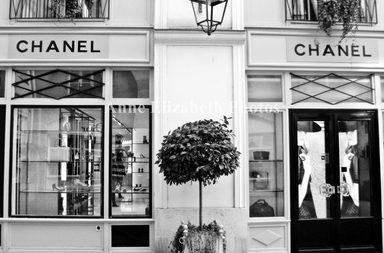 من مول اول متجر CHANEL