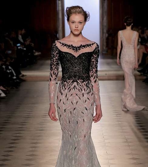 الفستان المطرز بقصة الحورية الكلاسيكية من طوني ورد لصيف 2017