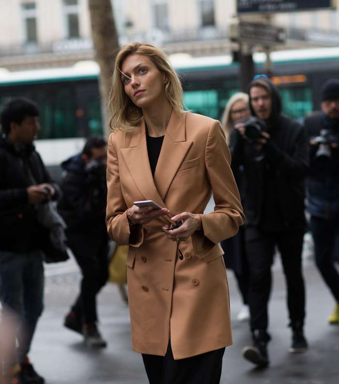 موضة المعطف الكلاسيكي المتوسط الطول  في اليوم السادس من أسبوع الموضة الباريسي