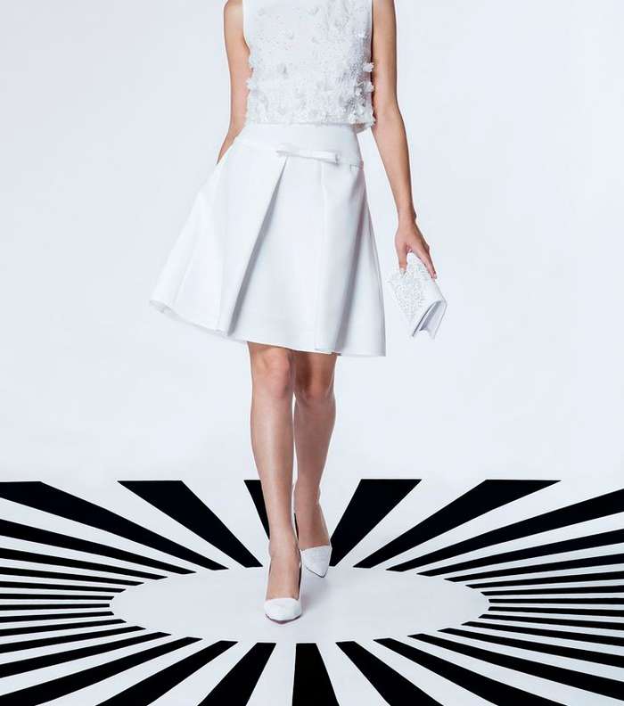 التنورة البيضاء مع العقدة