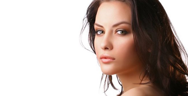 كيف تحصلين على إطلالة ماكياج اللاماكياج؟