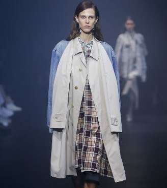 معطف الترنش مع الدنيم من بلانسياغا