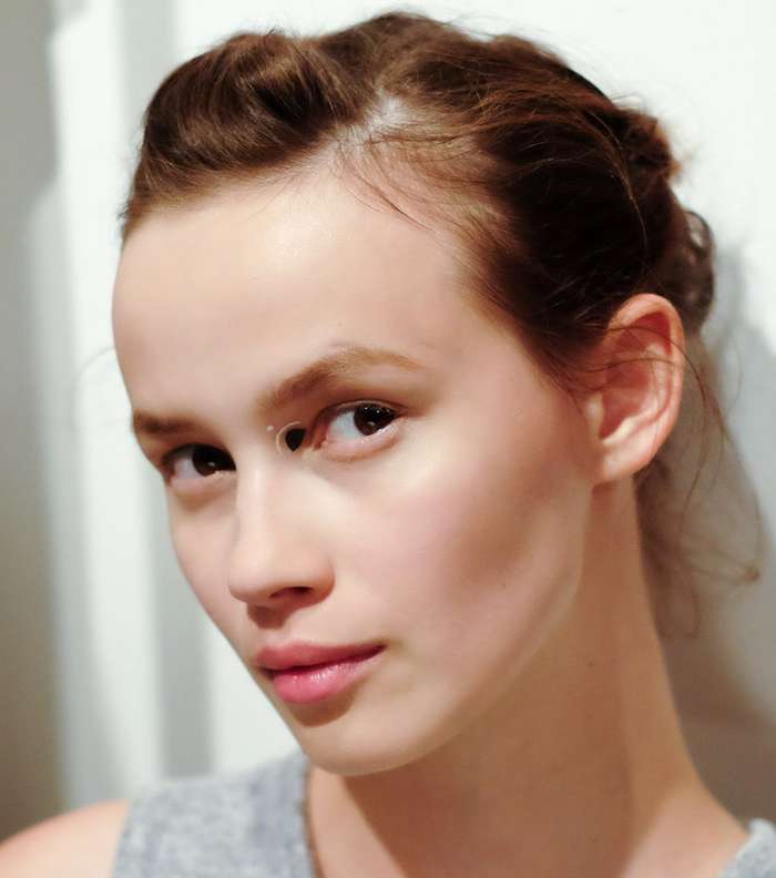 النقطة السوداء على الزاوية الداخلية للعين على وجه عارضات Rachel Comey
