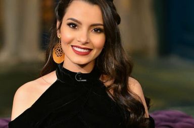 كارمن سليمان تعايد شقيقتها في عيد ميلادها والشبه بينهما مذهل!