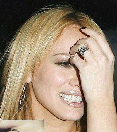 مبلغ المليون دولار زيّن أيضاً اصبع هيلاري داف بخاتم زفاف ماسي رائع