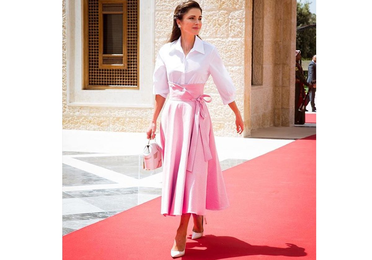 الملكة رانيا العبدالله تلهم إطلالتك الرمضانية بعيداً عن القفطان والعباءة!