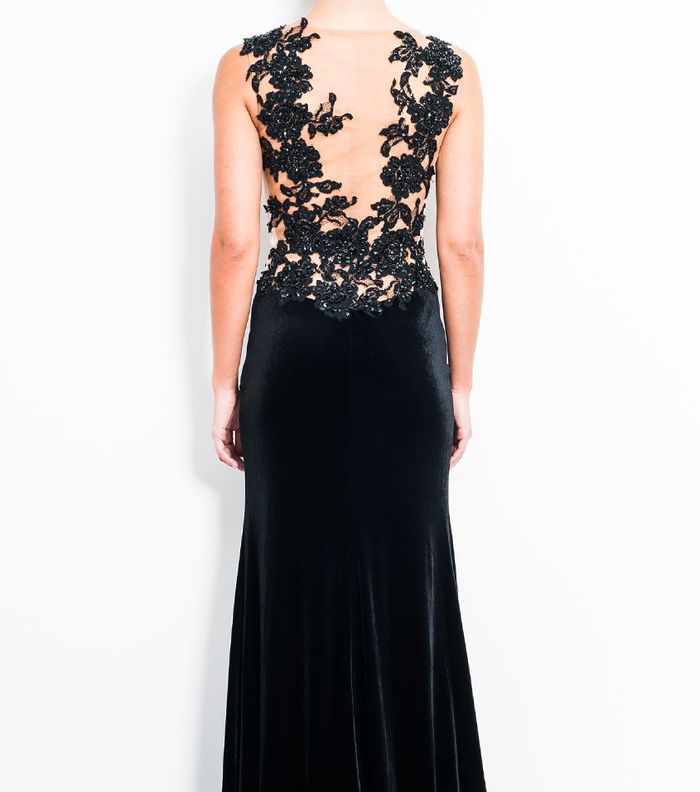 فستان مخمل ودانتيل من الخلف