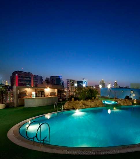 حوض السباحة في فندق تاج دبي يخطف الأنفاس 
