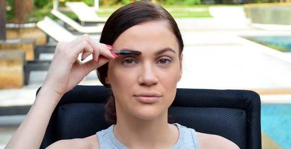 مكياج حواجب بخطوات سريعة