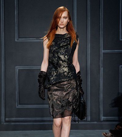 الفستان الأسود من مجموعة Vera Wang