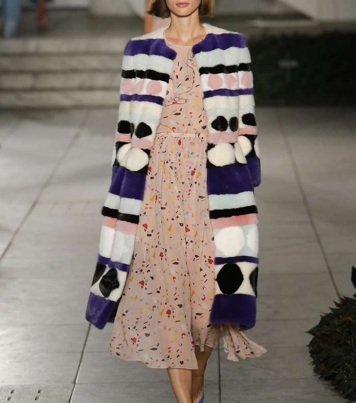 الفستان المنسدل المطبع مع معطف الفرو الملون من كارولينا هيريرا لصيف 2018