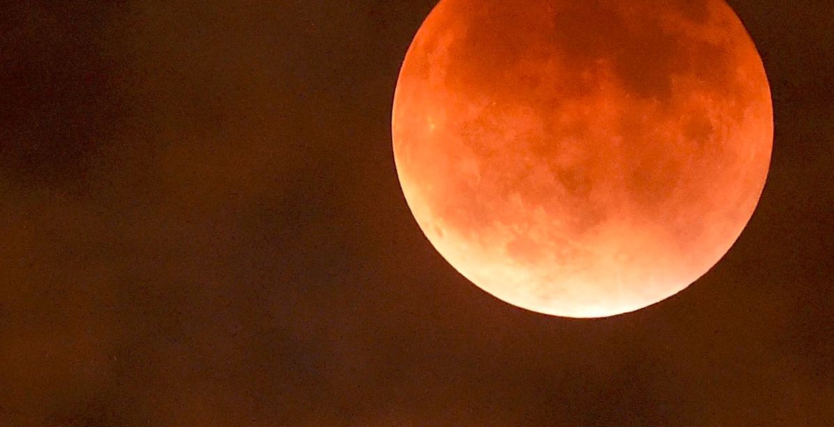 وجهي أنظارك الى السماء الليلة.. الدول العربية ستشهد على ظاهرة القمر الدموي في هذا التوقيت!