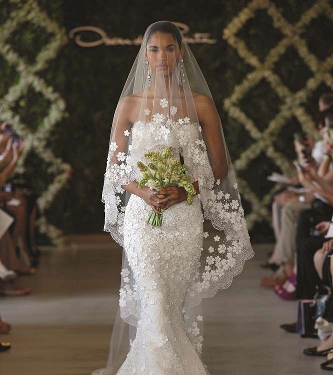  Oscar de la Renta وفساتين زفاف بالألوان الفاتحة والأورغانزا والتافتا والدانتيل