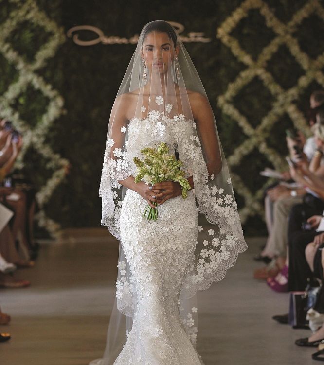  Oscar de la Renta وفساتين زفاف بالألوان الفاتحة والأورغانزا والتافتا والدانتيل