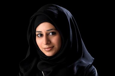 الفنانة الإماراتيّة سميّة السويدي 